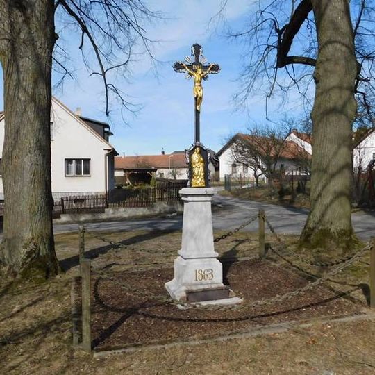 Kříž na návsi v Kalhově