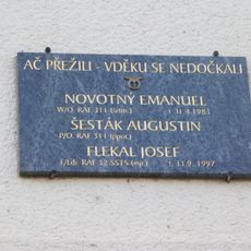 Pamětní deska příslušníků RAF na Husově domě ve Vlašimi