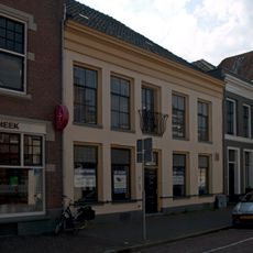 Pand met gepleisterde gevel en rechte kroonlijst