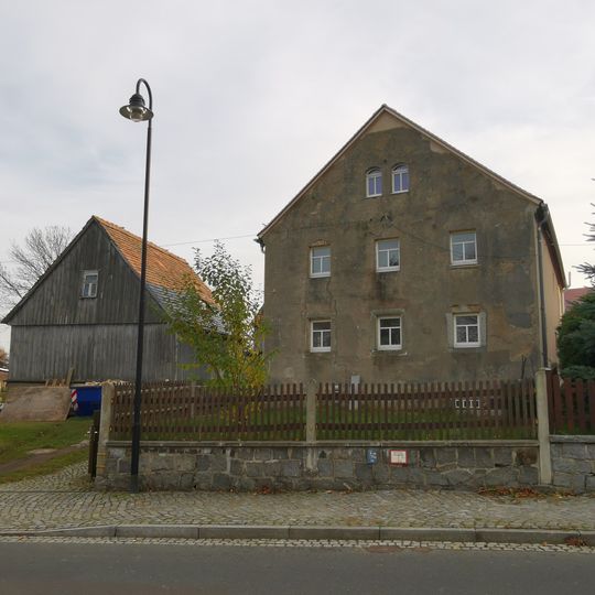 Wohnstallhaus mit Scheunenanbau im Winkel und weiterer Scheune Hauptstraße 94
