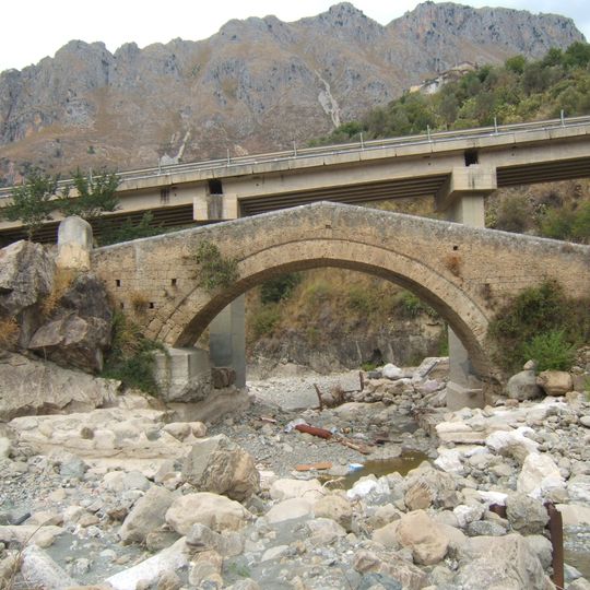 Ponte in pietra sulla fiumara Rosmarino