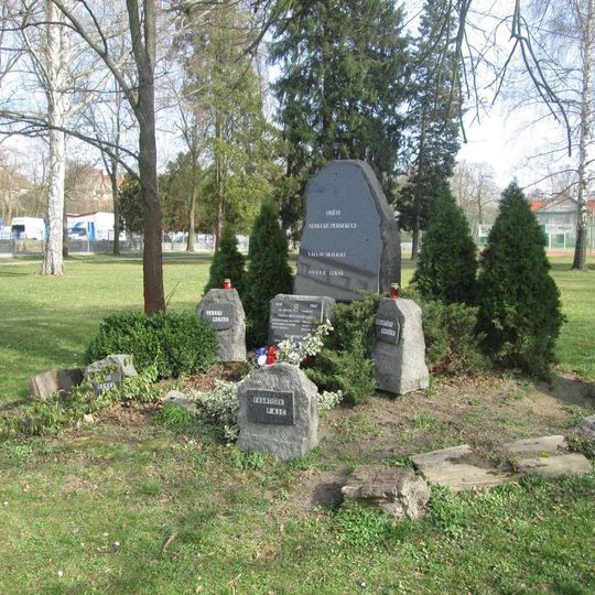 Pomník padlým v parku u Božkova