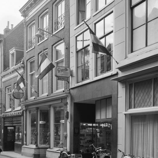 Smal pand met kroonlijst waarop twee rococo consoles