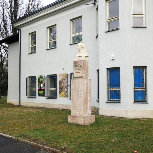 Pomník Boženy Němcové v Boleslavské třídě v Nymburku