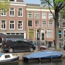 Huis met gevel onder rechte lijst