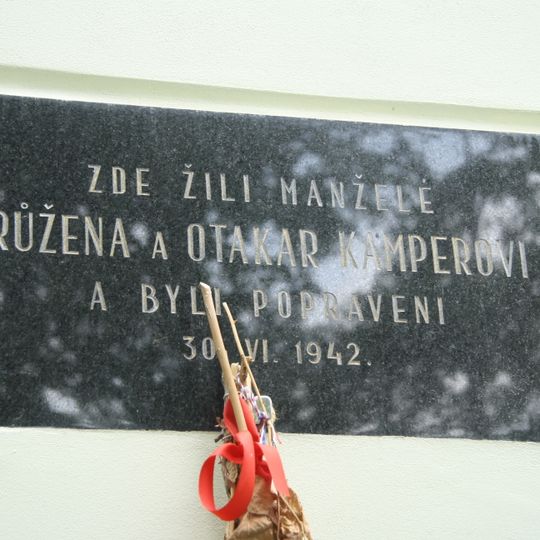 Pamětní deska Růženy a Otakara Kamperových