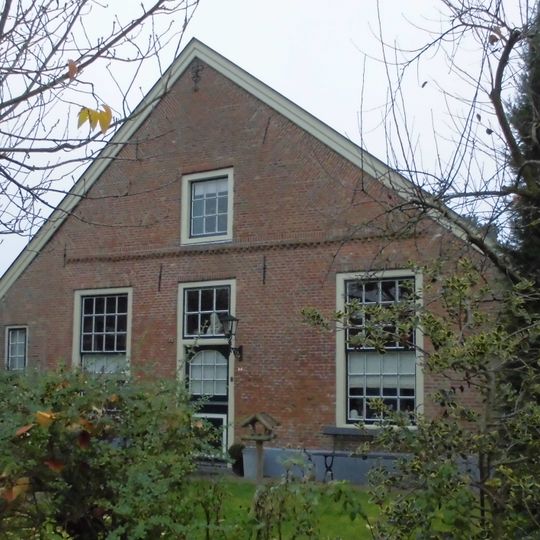 Pand met topgevel met horizontale tandlijst