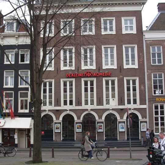 Pand met gevel onder rechte lijst met vier consoles