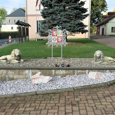 Sochy lvů u obecního úřadu v Horním Podluží