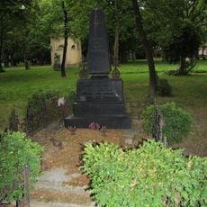 Ondrejský cintorín, náhrobník s mrežovou ohradou