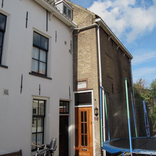 Langwerpig huis onder schilddak