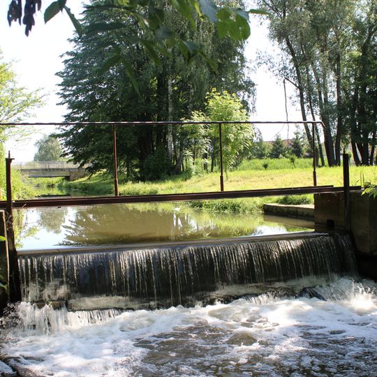 Lávka přes Vlkavu na splavu na jihozápadě Zbožíčka