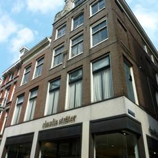 Pand met rechte lijst. Zeer verbouwd en van een nieuw dak voorzien huis