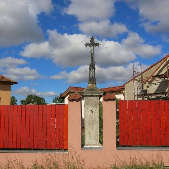 Kříž u křižovatky silnice 246 v Kostomlatech pod Řípem