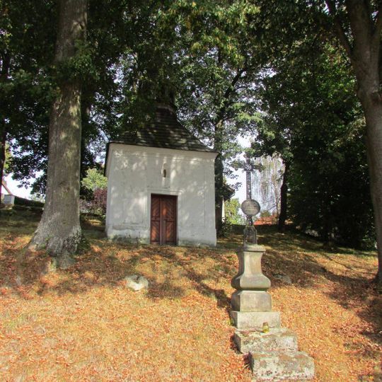 Kříž u kaple sv. Anny v Kamenném Malíkově