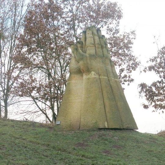 Socha Katedrála prosby na Křížové cestě 21. století u Žireče