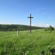 Kříž západně od Zvíkovce v polích