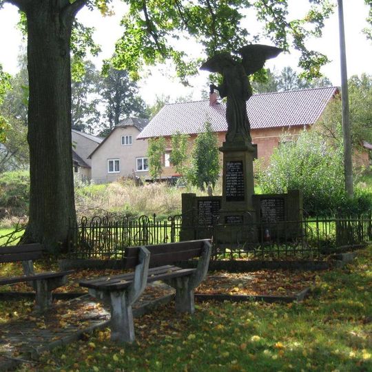 Pomník padlým ve světových válkách na návsi ve Střížově