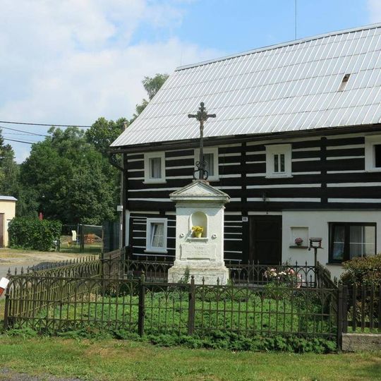 Kříž v zahradě domu na Mírovém náměstí v Zákupech