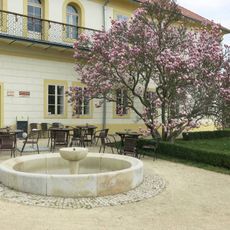 Kašna u zámku ve Svojšíně