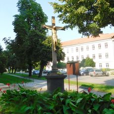 Kříž u kostela ve Slavkově u Brna