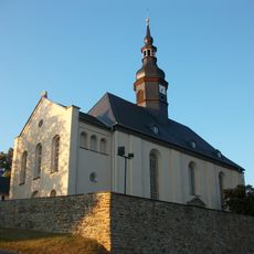 Einzeldenkmale der Sachgesamtheit Peter-Paul-Kirche Vielau: Kirche, Denkmal für die Gefallenen des 1. Weltkrieges, Aufbahrungshalle und Einfriedung des Kirchhofs (siehe auch Sachgesamtheitsdokument - Obj. 09238713) Kirchplatz 1