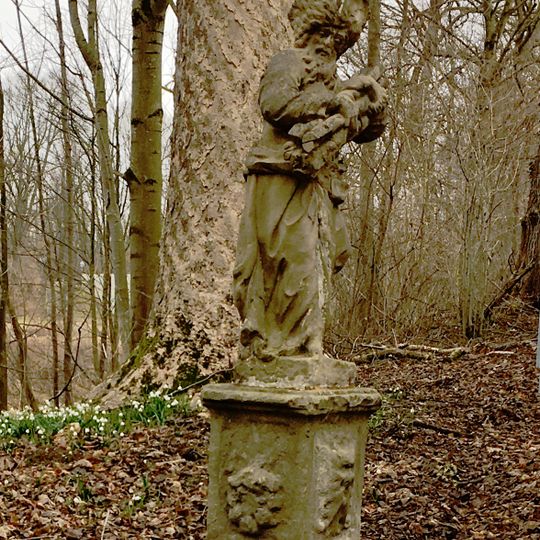 Figur des Winters auf Sockel, wohl aus einem Zyklus der vier Jahreszeiten