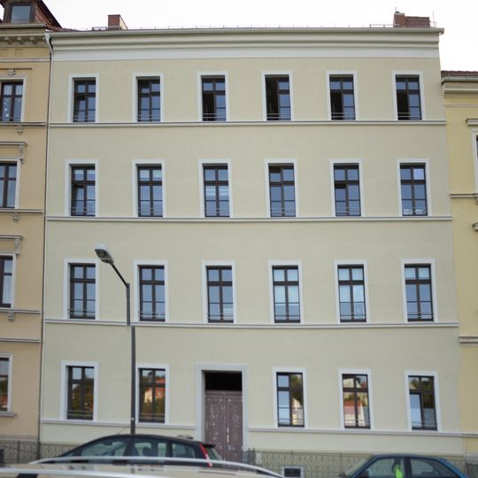 Mietshaus in geschlossener Bebauung und Vorgartengitter Uferstraße 25