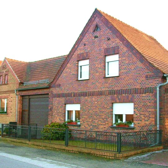 Bauernhof mit Wohnhaus, Seitengebäude und Torhaus Lindenweg 7