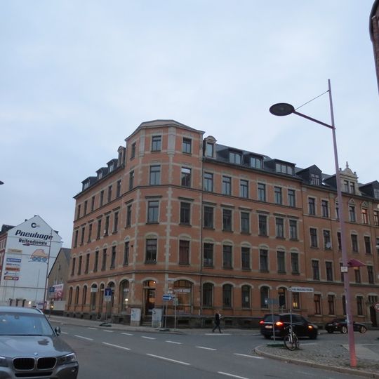 Mietshaus in halboffener Bebauung in Ecklage Limbacher Straße 28