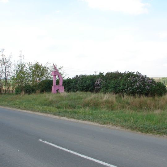 Památník ve tvaru srpu a kladiva v Kupařovicích