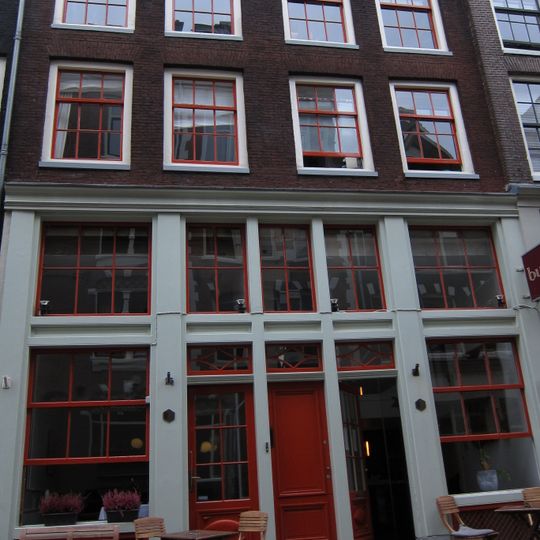 Groep beneden- en bovenhuizen onder dwars dak