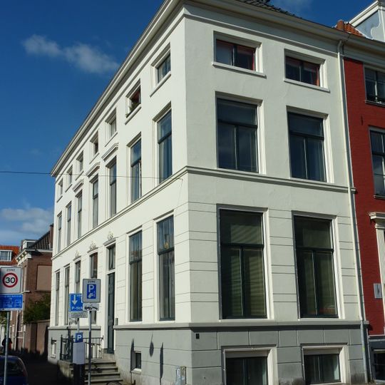 Pand - gevel in de 19e eeuw gewijzigd - van goede verhoudingen