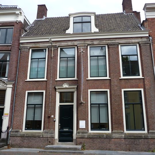 Pand met pilastergevel