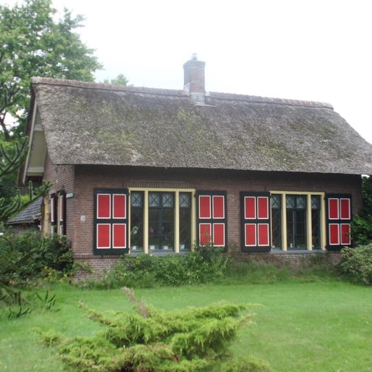Dwarshuis, boerderitje, bekapping met ruime overstek met riet gedekt, merkwaardige vensterroeden