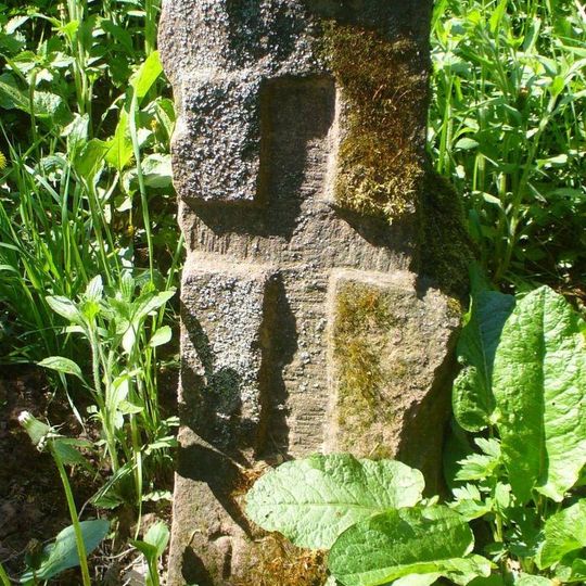 Křížový kámen u polní cesty severně od Lomnice nad Popelkou