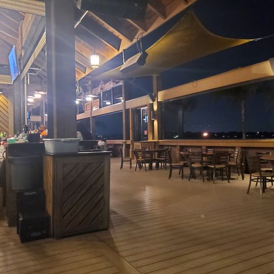 Grills Lakeside Seafood Deck & Tiki Bar