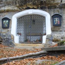 Skalní kaple Božího hrobu na Křížové cestě v Kamenickém Šenově