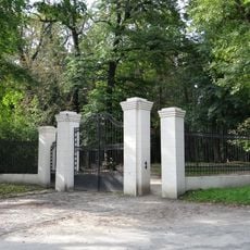 Brama z fragmentem ogrodzenia od ul. Skłodowskiej-Curie