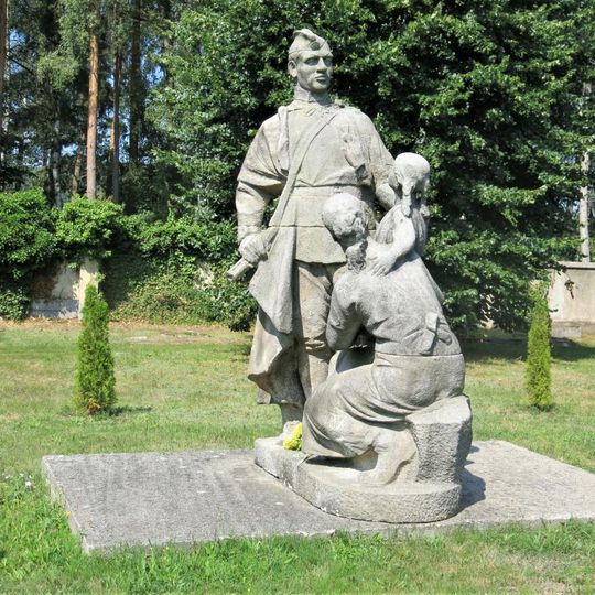 Sousoší z pomníku osvobození na hřbitově v Cvikově