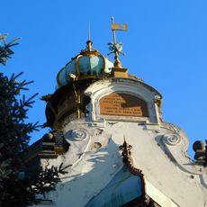 Pamětní deska na západním štítu Hanavského pavilonu na Letné