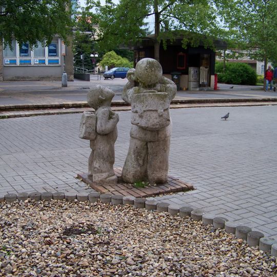 Socha dětí u nákupního centra v Děčíně-Podmoklech