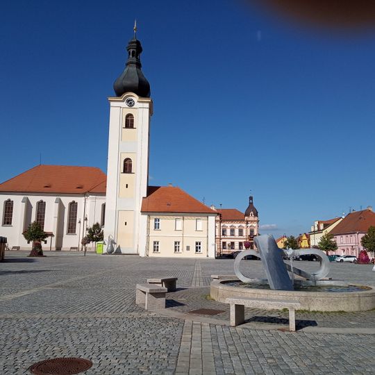 Kašna v Dobřanech na náměstí