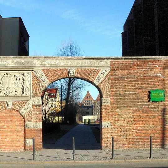 Ogrodzenie cmentarza przykościelnego z bramami