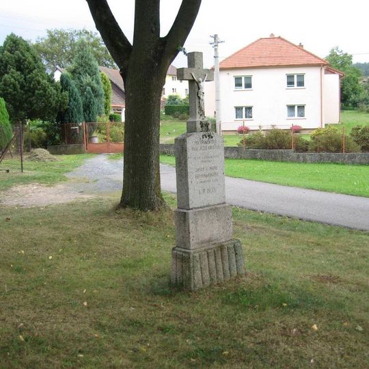 Pamětní kříž na návsi naproti restauraci ve Vracovicích