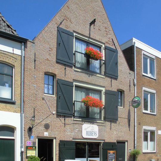 Pakhuis, bakstenen gebouw met verdieping en zolder onder zadeldak