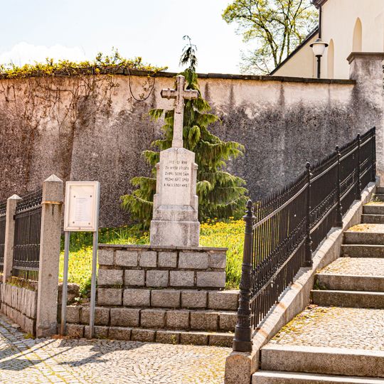 Kříž ve Skutči poblíž kostela Nanebevzetí Panny Marie