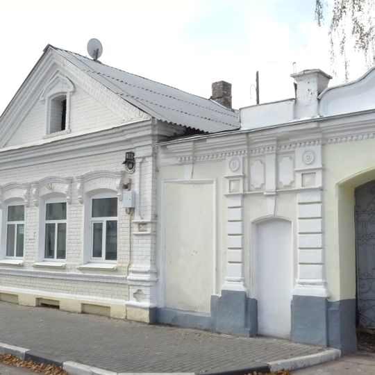 Кирпичные ворота с коваными створами ворот и кованой створкой калитки