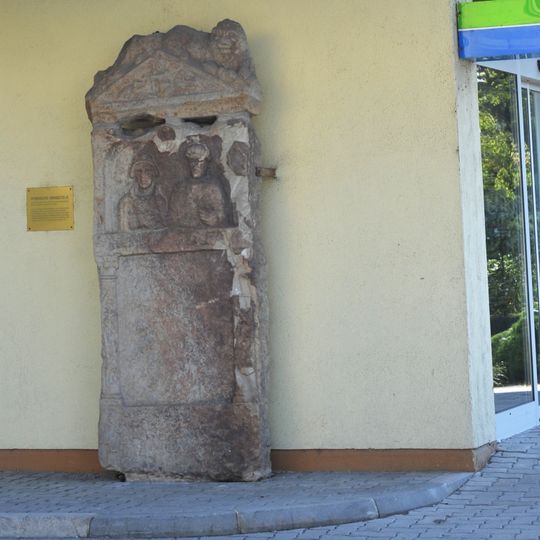 Römischer Grabstein an der Seitenwand des Hauses