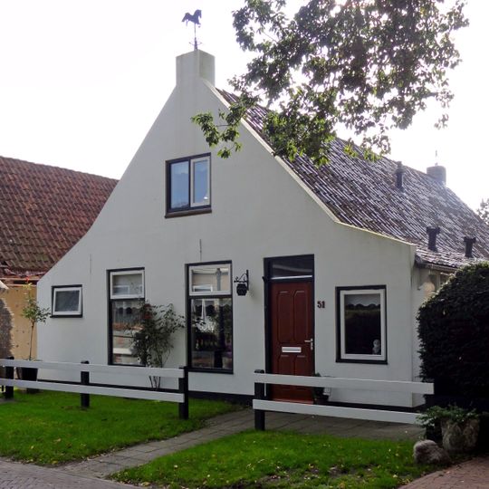 Pand onder zadeldak tegen topgevel